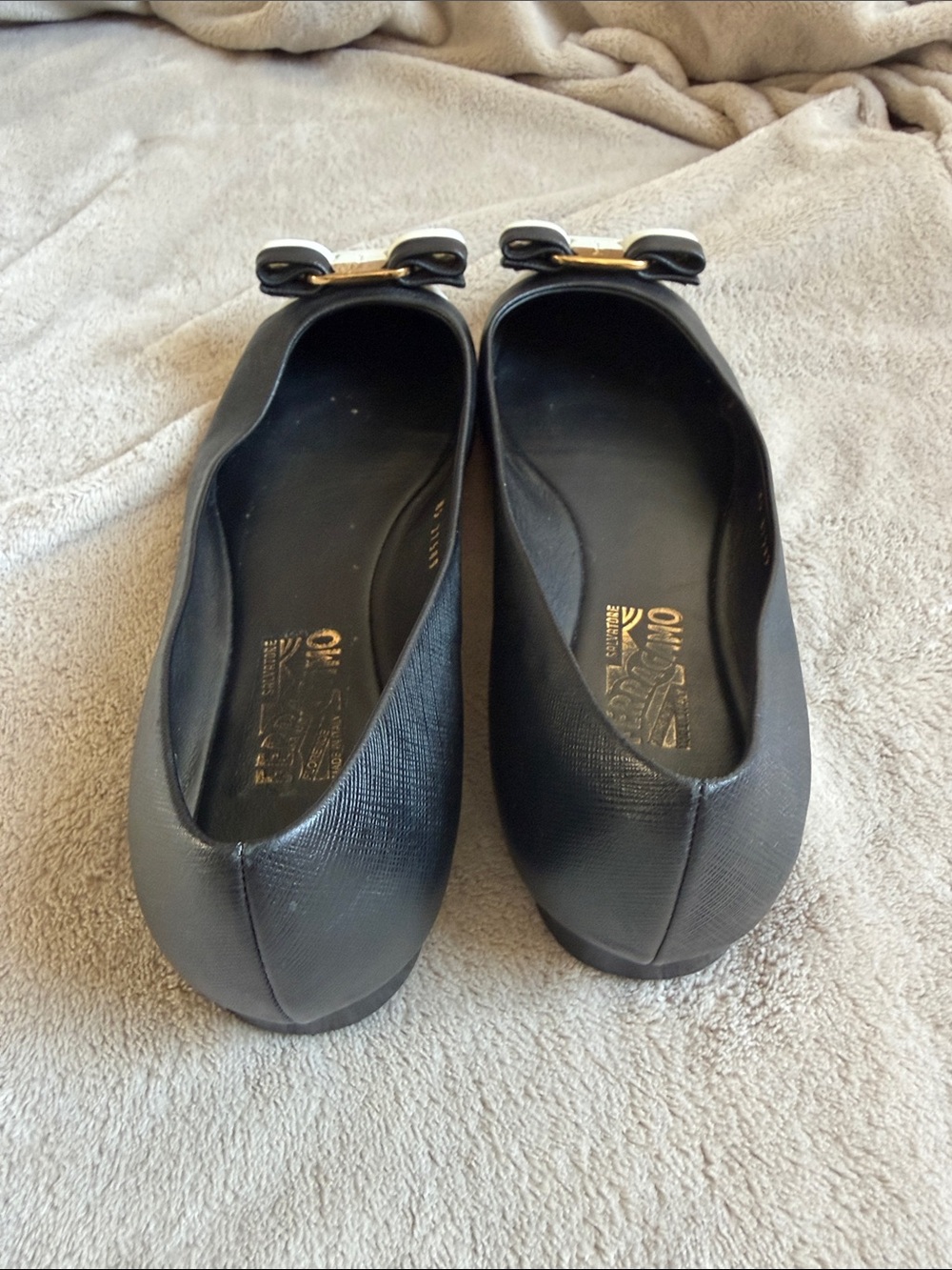 Salvatore Ferragamo Black and White Vara Bow Leather Flats - Picture 4 of 12